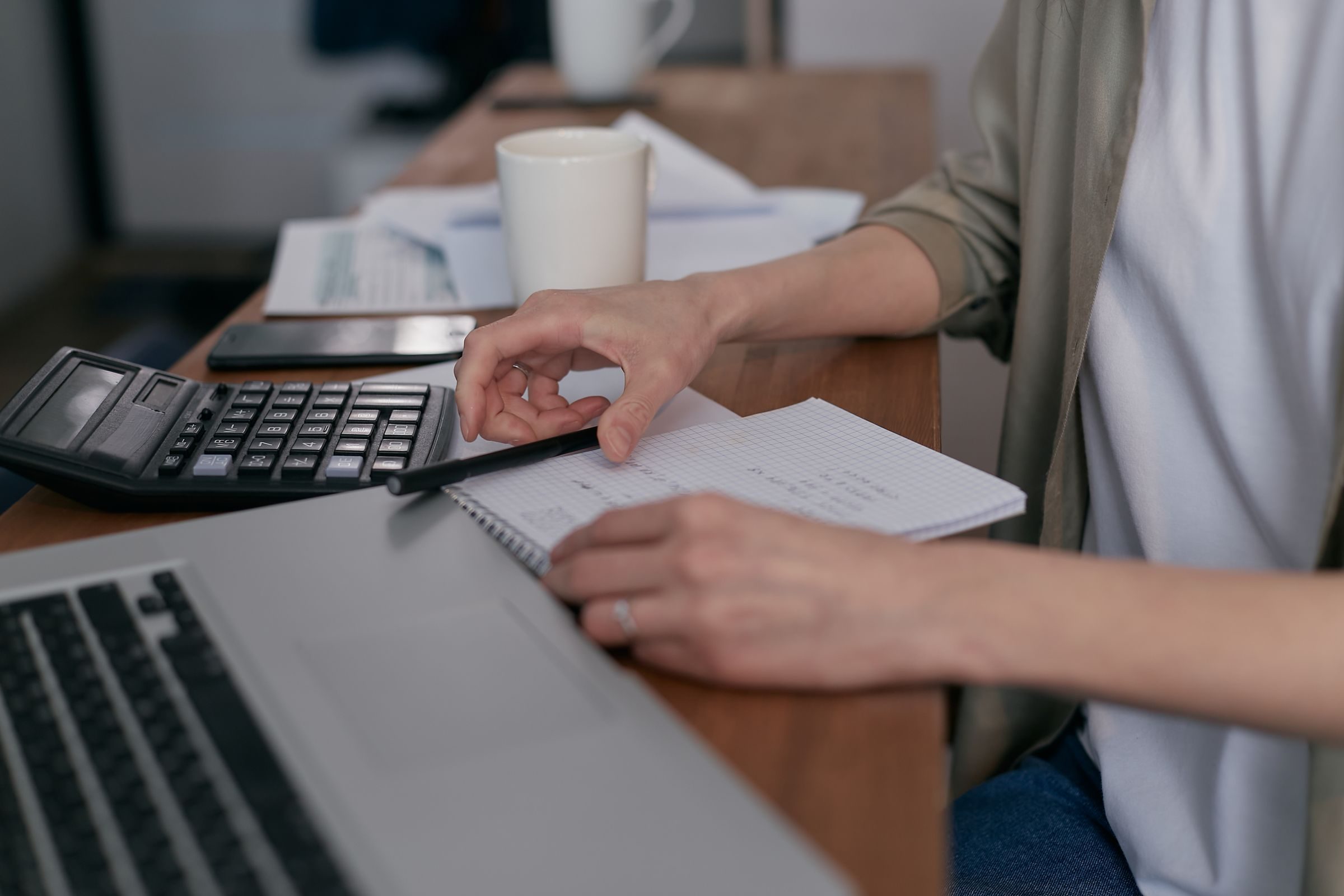 Factures et ordinateur pour la comptabilité en ligne